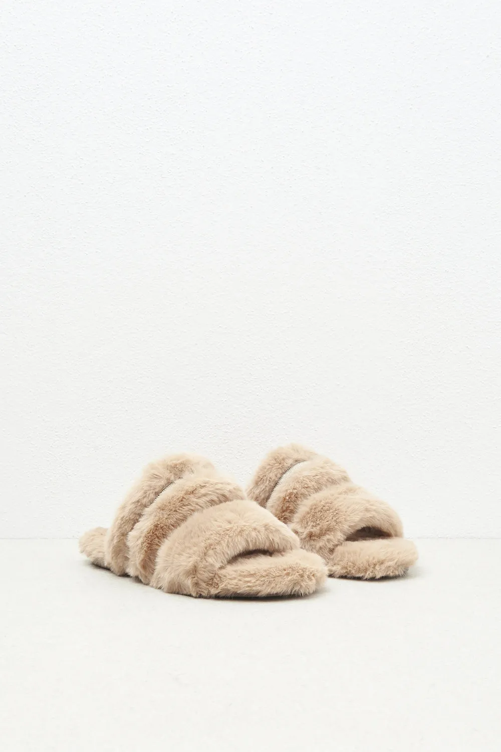 Eco-fur and suede flat sandal
